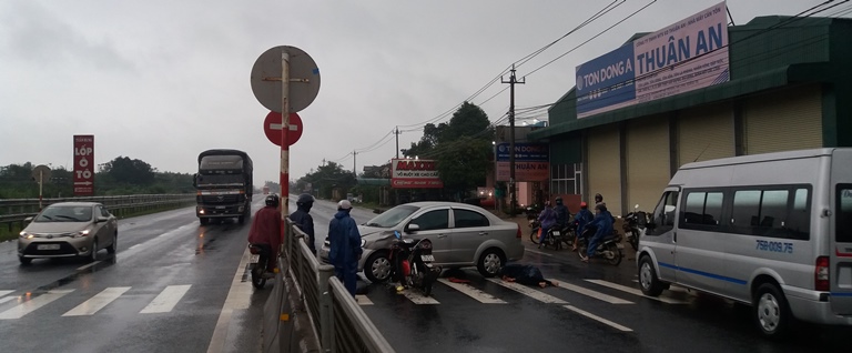 Dam- o- to- qua- duong- thanh- nien- vang- xuong- 