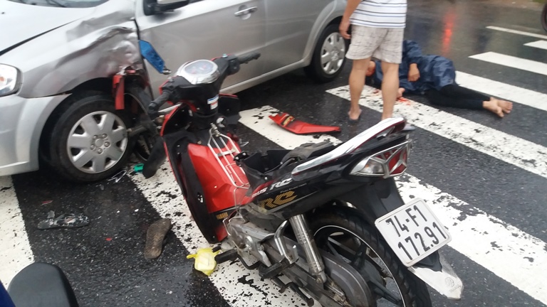 Dam- o- to- qua- duong- thanh- nien- vang- xuong- 