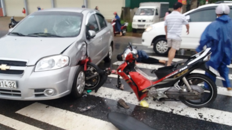 Dam- o- to- qua- duong- thanh- nien- vang- xuong- 