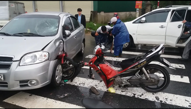 Dam- o- to- qua- duong- thanh- nien- vang- xuong- 