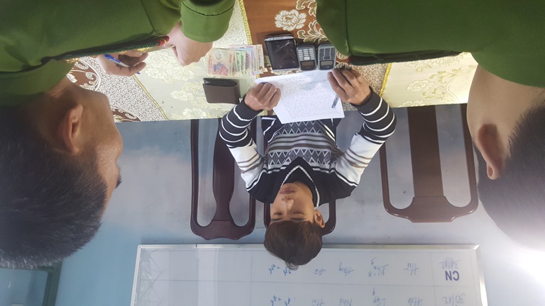 Vao- truong- hoc- vo- hoi- tham- nguoi- quen- de- 