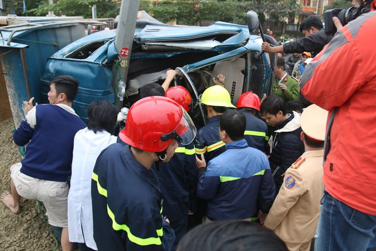 Khoan- cat- cabin- cuu- 3- nguoi- mac- ket- trong-