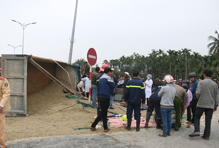 Khoan- cat- cabin- cuu- 3- nguoi- mac- ket- trong-