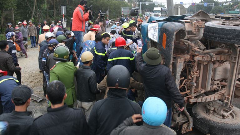 Khoan- cat- cabin- cuu- 3- nguoi- mac- ket- trong-