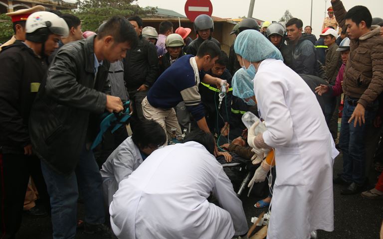 Khoan- cat- cabin- cuu- 3- nguoi- mac- ket- trong-