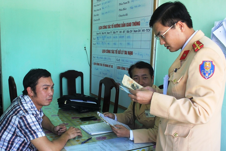 Xe- 7- cho- cho- khach- theo- hop- dong- bi- CSGT-