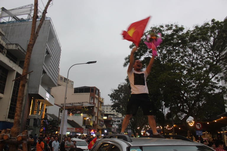 Nguoi- dan- do- ra- duong- nhay- mua- sau- chien- 