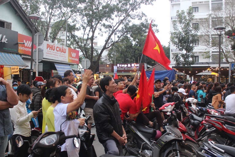 Nguoi- dan- do- ra- duong- nhay- mua- sau- chien- 