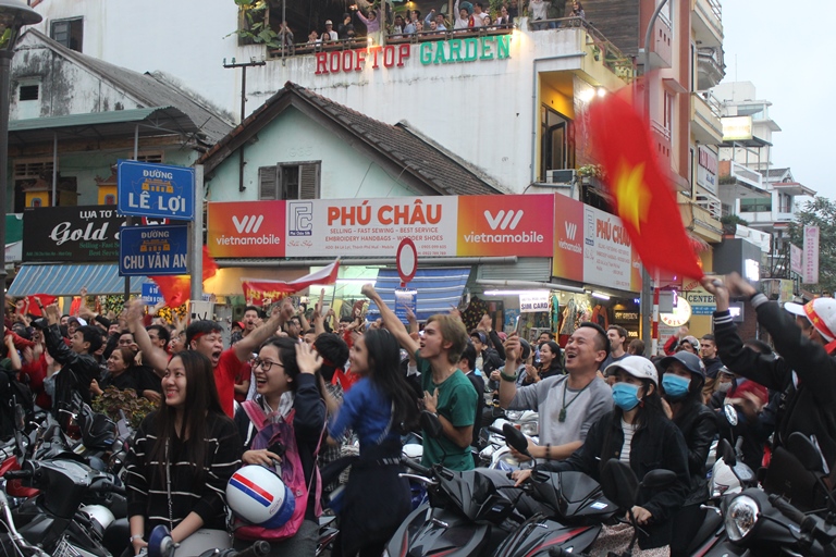 Nguoi- dan- do- ra- duong- nhay- mua- sau- chien- 