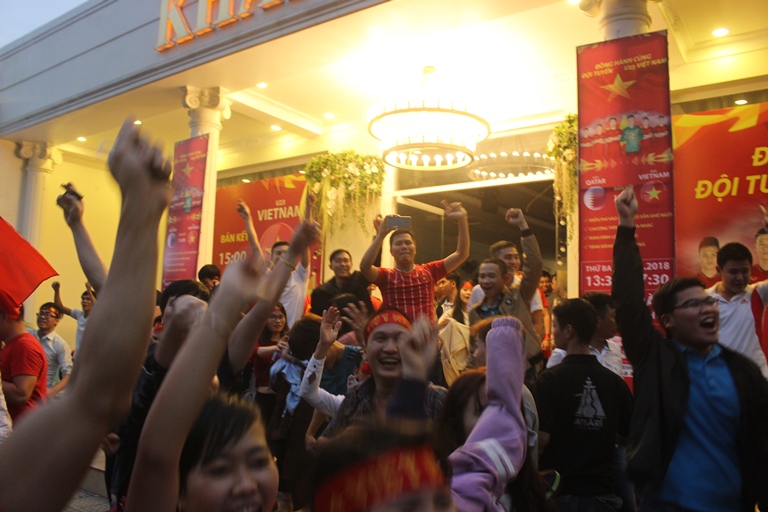 Nguoi- dan- do- ra- duong- nhay- mua- sau- chien- 