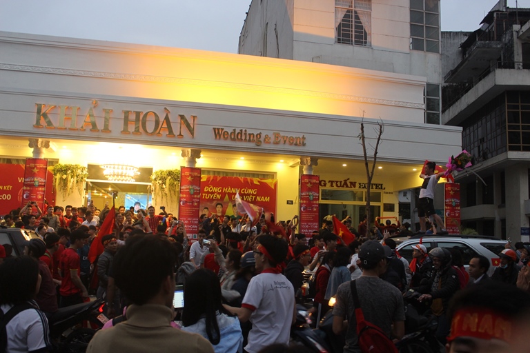 Nguoi- dan- do- ra- duong- nhay- mua- sau- chien- 