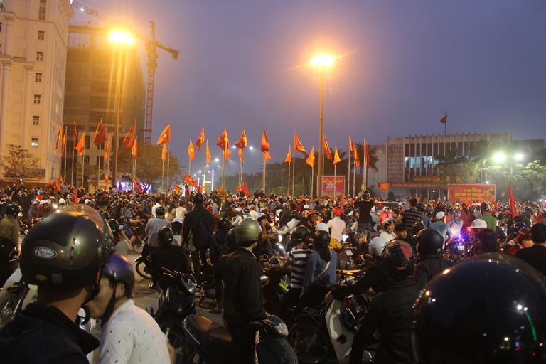 Nguoi- dan- do- ra- duong- nhay- mua- sau- chien- 