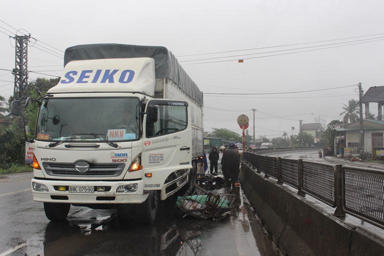 Xe- tai- dam- xe- may- tai- diem- den- truoc- cho-