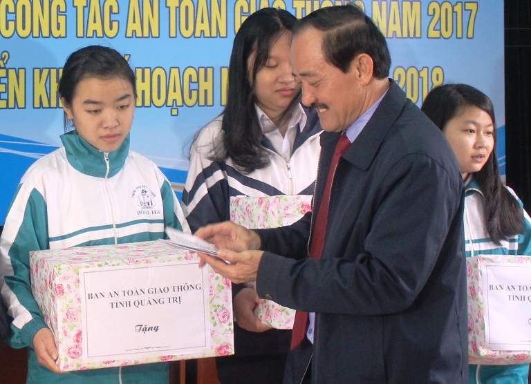 Ban- ATGT- trao- 75- suat- qua- ho- tro- hoc- sinh