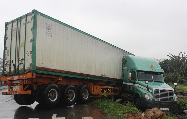 Dam- guc- bien- bao- QL1- xe- dau- keo- suyt- lao-