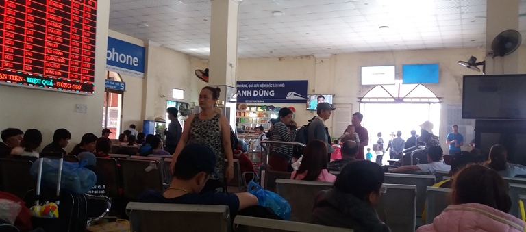 Mung- 5- Tet- Ga- Hue- tap- nap- khach- di- tau- v