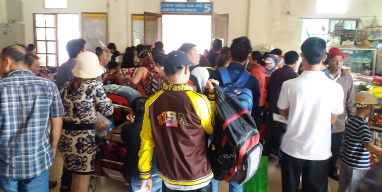 Mung- 5- Tet- Ga- Hue- tap- nap- khach- di- tau- v