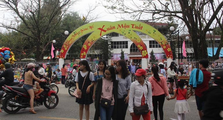 Co- do- Hue- nuom- nuop- khach- du- Xuan- chieu- m