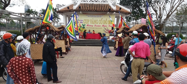 Co- do- Hue- nuom- nuop- khach- du- Xuan- chieu- m