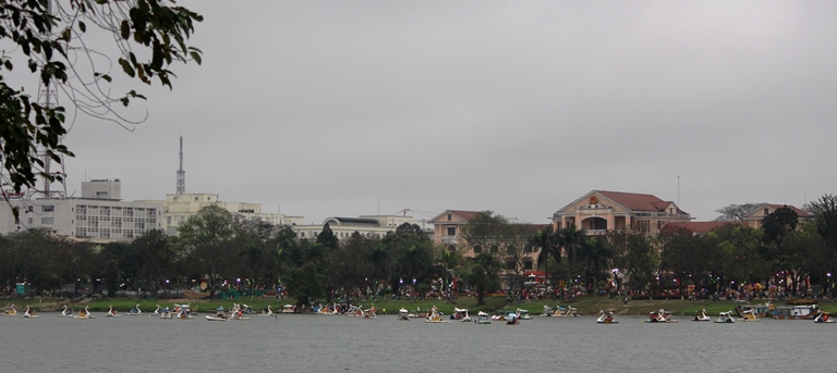 Co- do- Hue- nuom- nuop- khach- du- Xuan- chieu- m