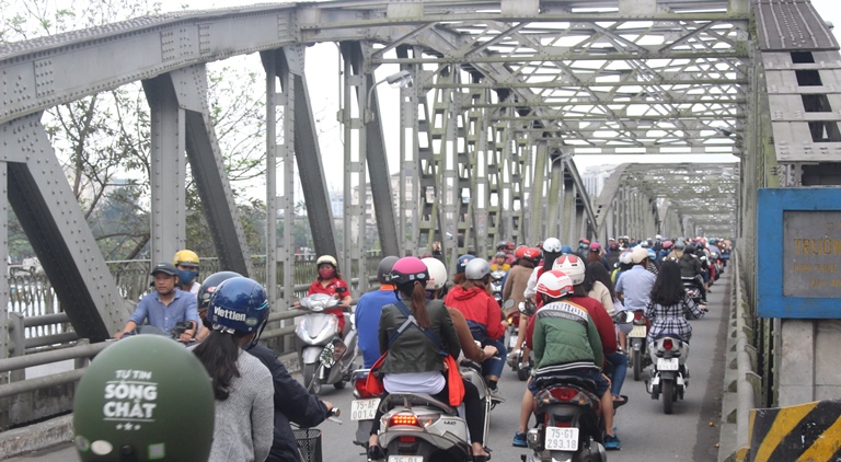 Co- do- Hue- nuom- nuop- khach- du- Xuan- chieu- m