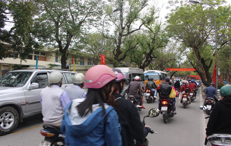 Co- do- Hue- nuom- nuop- khach- du- Xuan- chieu- m