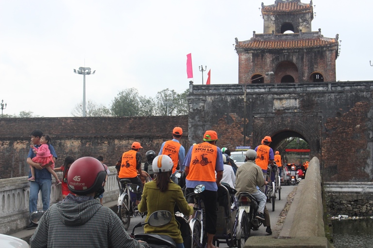 Co- do- Hue- nuom- nuop- khach- du- Xuan- chieu- m