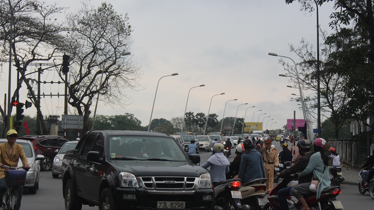 Co- do- Hue- nuom- nuop- khach- du- Xuan- chieu- m