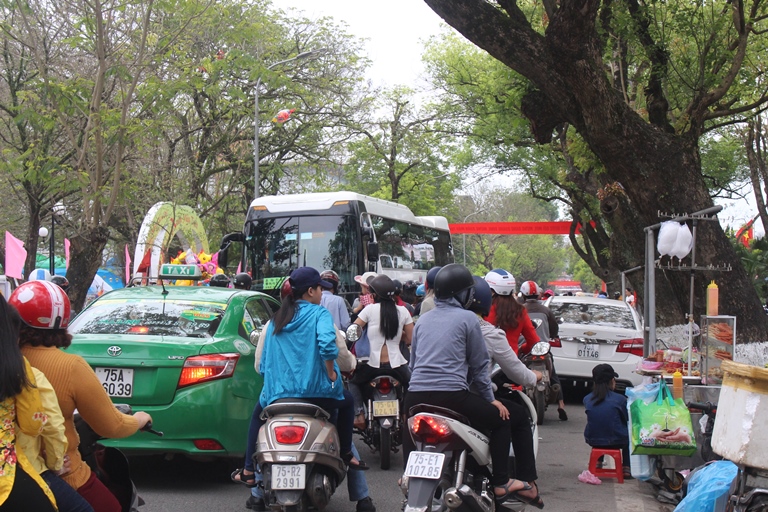 Co- do- Hue- nuom- nuop- khach- du- Xuan- chieu- m