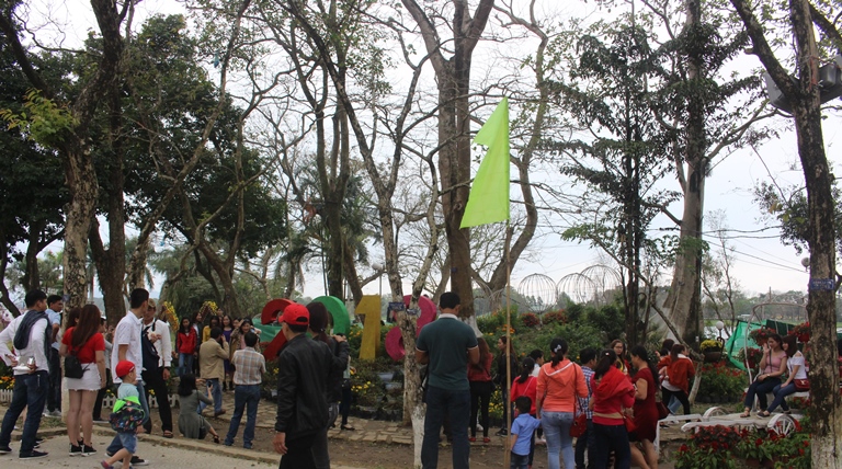 Co- do- Hue- nuom- nuop- khach- du- Xuan- chieu- m