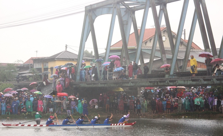 Bat- chap- nguy- hiem- dua- nhau- len- cau- duong-