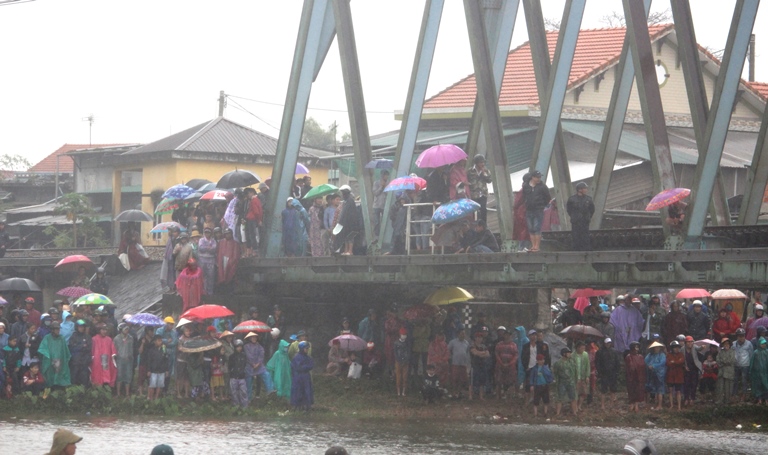 Bat- chap- nguy- hiem- dua- nhau- len- cau- duong-