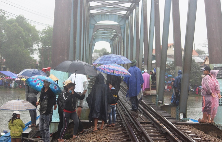 Bat- chap- nguy- hiem- dua- nhau- len- cau- duong-