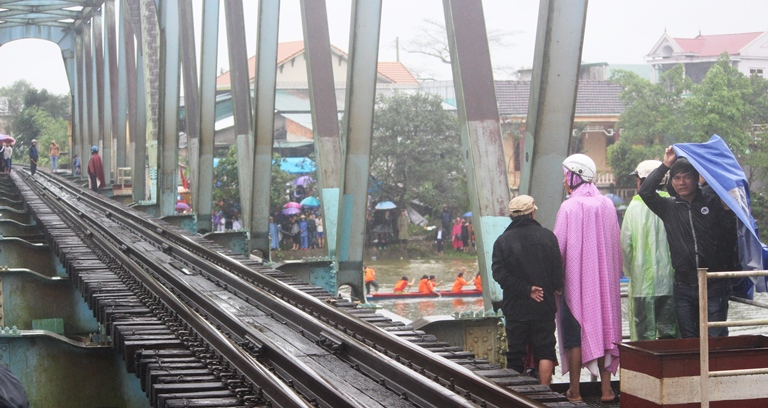 Bat- chap- nguy- hiem- dua- nhau- len- cau- duong-