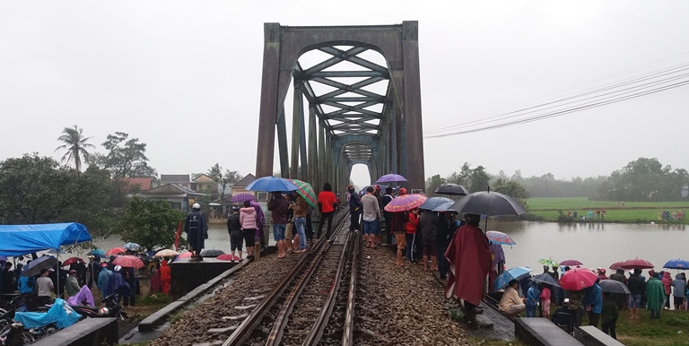 Bat- chap- nguy- hiem- dua- nhau- len- cau- duong-