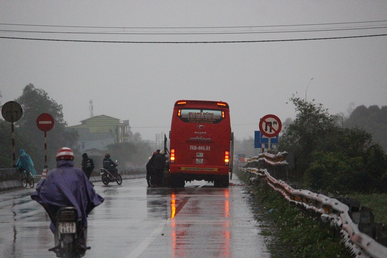 Can- canh- xe- don- khach- doc- duong- tren- QL1- 