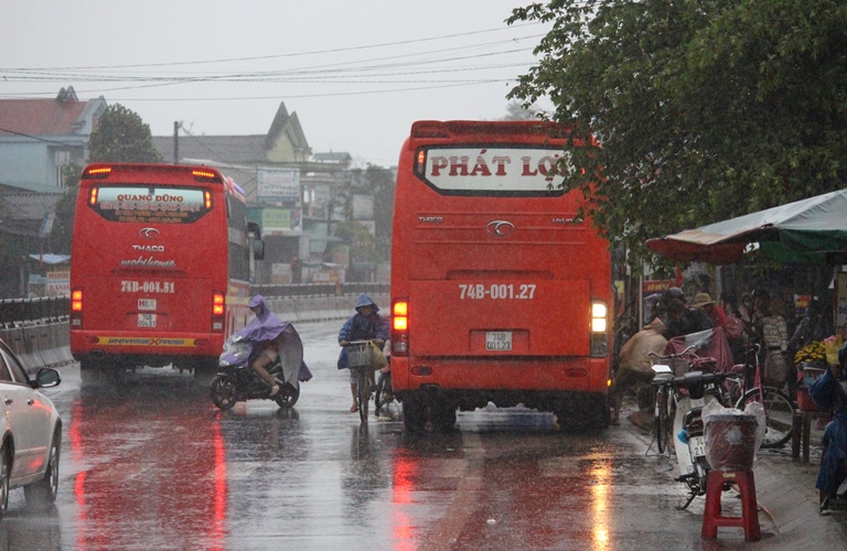 Can- canh- xe- don- khach- doc- duong- tren- QL1- 