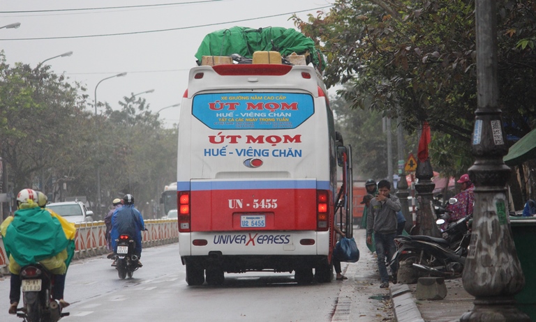 Can- canh- xe- don- khach- doc- duong- tren- QL1- 