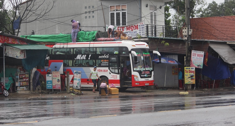 Can- canh- xe- don- khach- doc- duong- tren- QL1- 