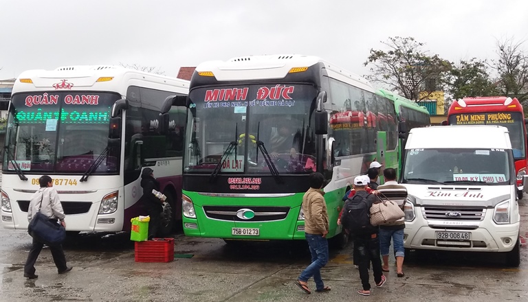 Can- canh- xe- don- khach- doc- duong- tren- QL1- 