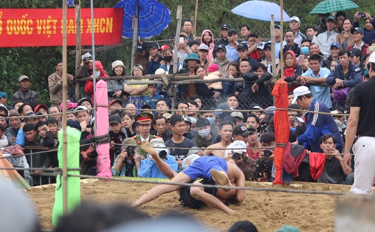 Ve- lang- Sinh- xem- trai- lang- lam- lung- trang-