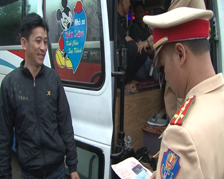 Hang- loat- xe- khach- dinh- toc- do- cho- qua- kh