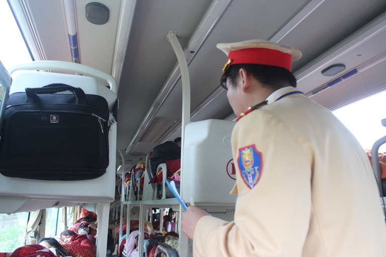 Hang- loat- xe- khach- dinh- toc- do- cho- qua- kh