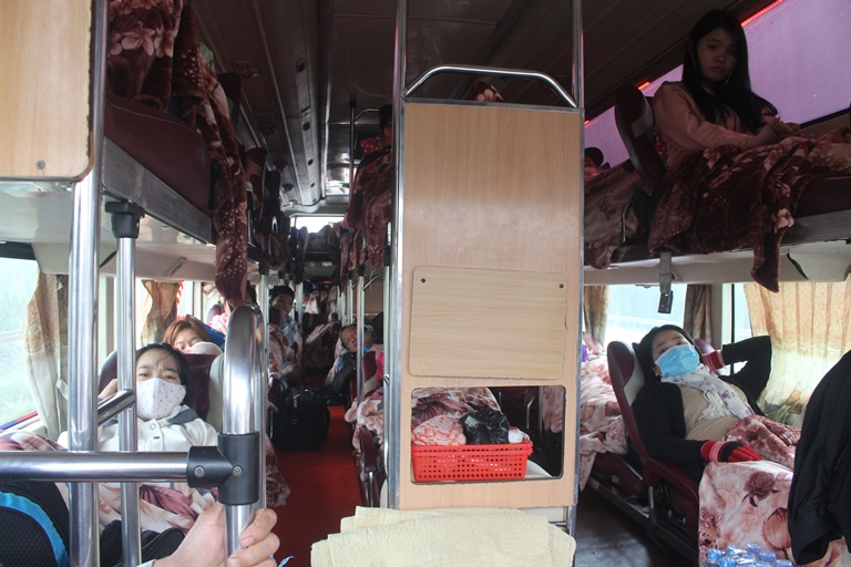 Hang- loat- xe- khach- dinh- toc- do- cho- qua- kh