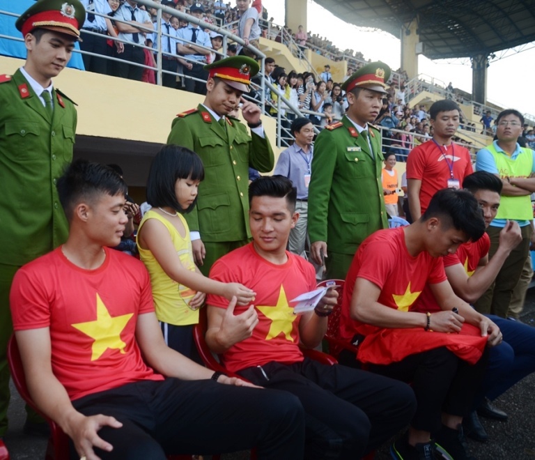 Cau- thu- U23- lam- nong- san- Tu- Do- Hue- ngay- 