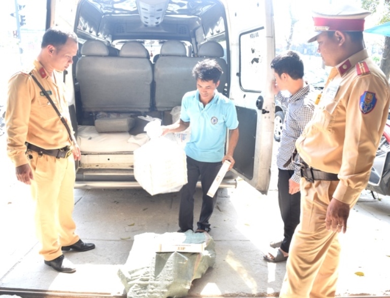 Bat- giu- xe- o- to- van- chuyen- hang- tram- goi-