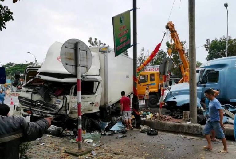 Xe- dau- keo- cay- phan- cach- QL1- huc- xe- tai-