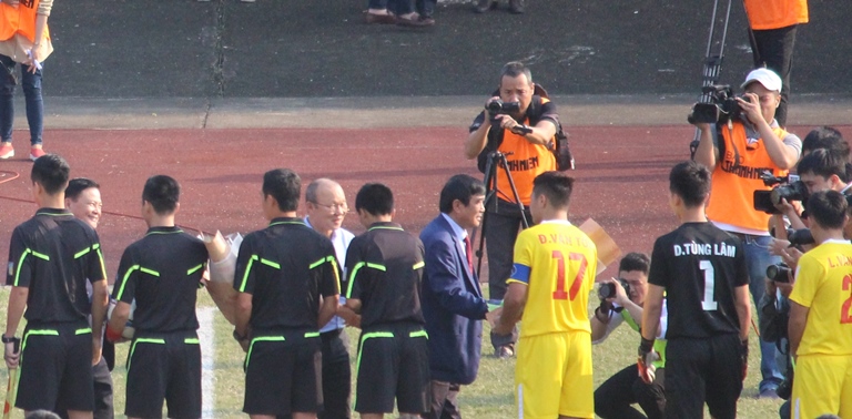 HLV- Park- Hang-seo- xem- gio- cau- thu- U19- tren