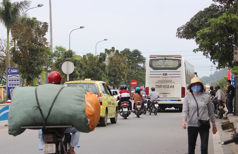 Xe- tuyen- co- dinh- dua- nhau- vao- pho- van- pho