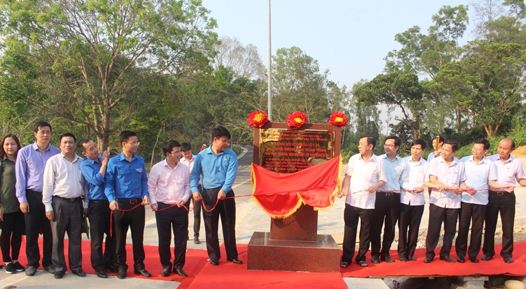 Gan- bien- cong- trinh- chao- mung- Dai- hoi- X- C